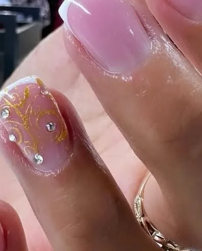 Розовый градиент, золотая фольга и стразы — Sadia Nails
