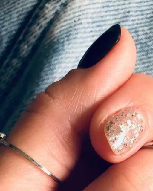 Плотный тёмный цвет с глиттер-акцентом — Sadia Nails