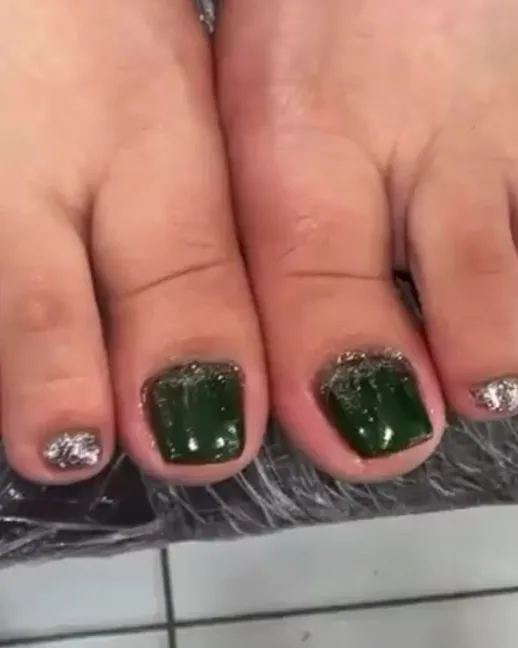 Педикюр: тёмно-зелёный с глиттер-акцентом — Sadia Nails